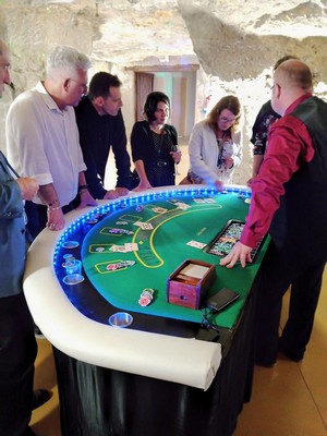 Soirée casino Rennes: Table de blackjack élégante avec des cartes et des jetons