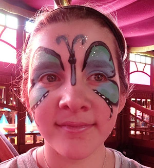 Maquillage enfant pour un anniversaire sur le thème des papillons
