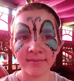 Animation maquillage enfant pour un anniversaire sur le thème des papillons