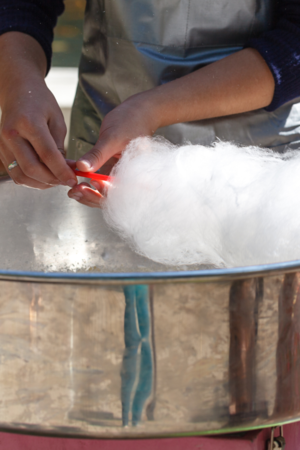 Machine à barbe à papa colorée sur un stand de fête