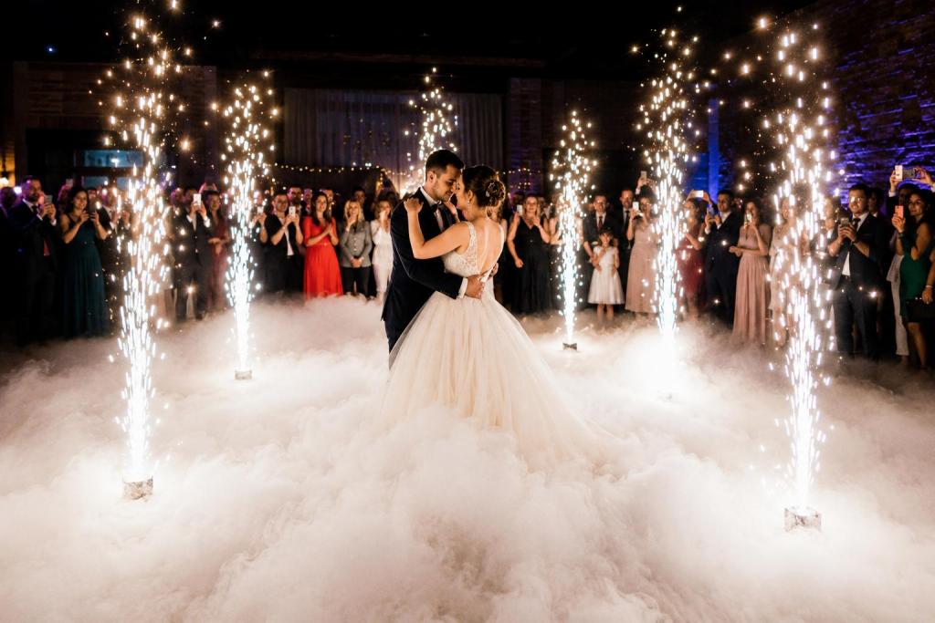 Étincelles froides lors de l’ouverture de bal d’un mariage