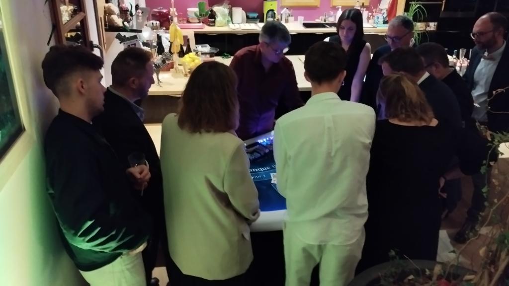 Invités participant à une animation soirée casino
